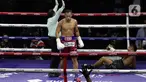 Petinju Indonesia, Daud Yordan saat menumbangkan perlawanan Panya Uthok (Thailand) pada laga mempertahankan gelar WBC Asia Boxing Council Silver Super Lightweight di Balai Sarbini, Jakarta, Jumat (1/7/2022). Daud Yordan menang KO pada ronde keenam. (Liputan6.com/Helmi Fithriansyah)