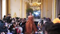 Gaun Kolaborasi Brand Asli Indonesia dan Desainer Internasional Tampil Sukses di Paris Fashion Week