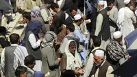 Pedagang penukaran uang Afghanistan menunggu pelanggan di halaman pasar pertukaran mata uang Sarai Shahzada, menyusul pembukaan kembali bank dan pasar setelah Taliban mengambil alih kekuasaan di Kabul, pada Sabtu (4/9/2021). (AP Photo/Wali Sabawoon)