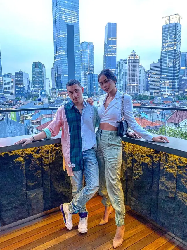 Momen Mesra Mario Lawalata dan Sarah Tumiwa, Bikin Iri Warganet. (Sumber: Instagram/sarahtumiwa dan Instagram/lawalata13)
