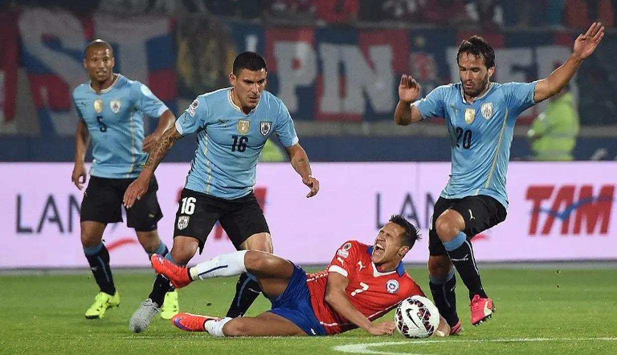 Striker Cile, Alexis Sanchez, selalu dijaga ketat pemain-pemain Uruguay. (AFP PHOTO/PABLO PORCIUNCULA)