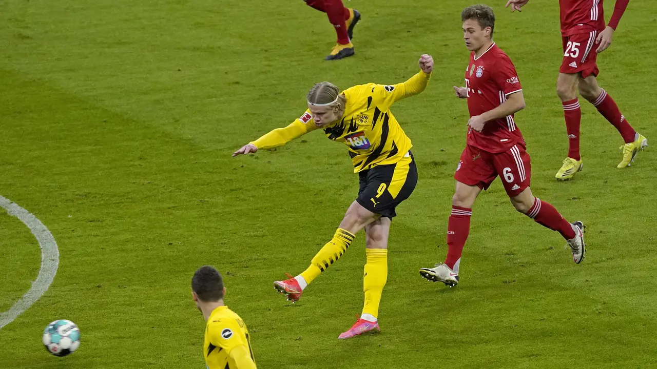 FOTO: Lewandowski Hattrick ke Gawang Mantan, Munchen Gulung Dortmund 4-2