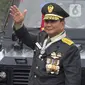 Menteri Pertahanan Prabowo Subianto melambaikan tangan usai menerima penganugerahan kenaikan pangkat secara Istimewa berupa Jenderal TNI Kehormatan dari Presiden Joko Widodo. (Liputan6.com/Herman Zakharia)