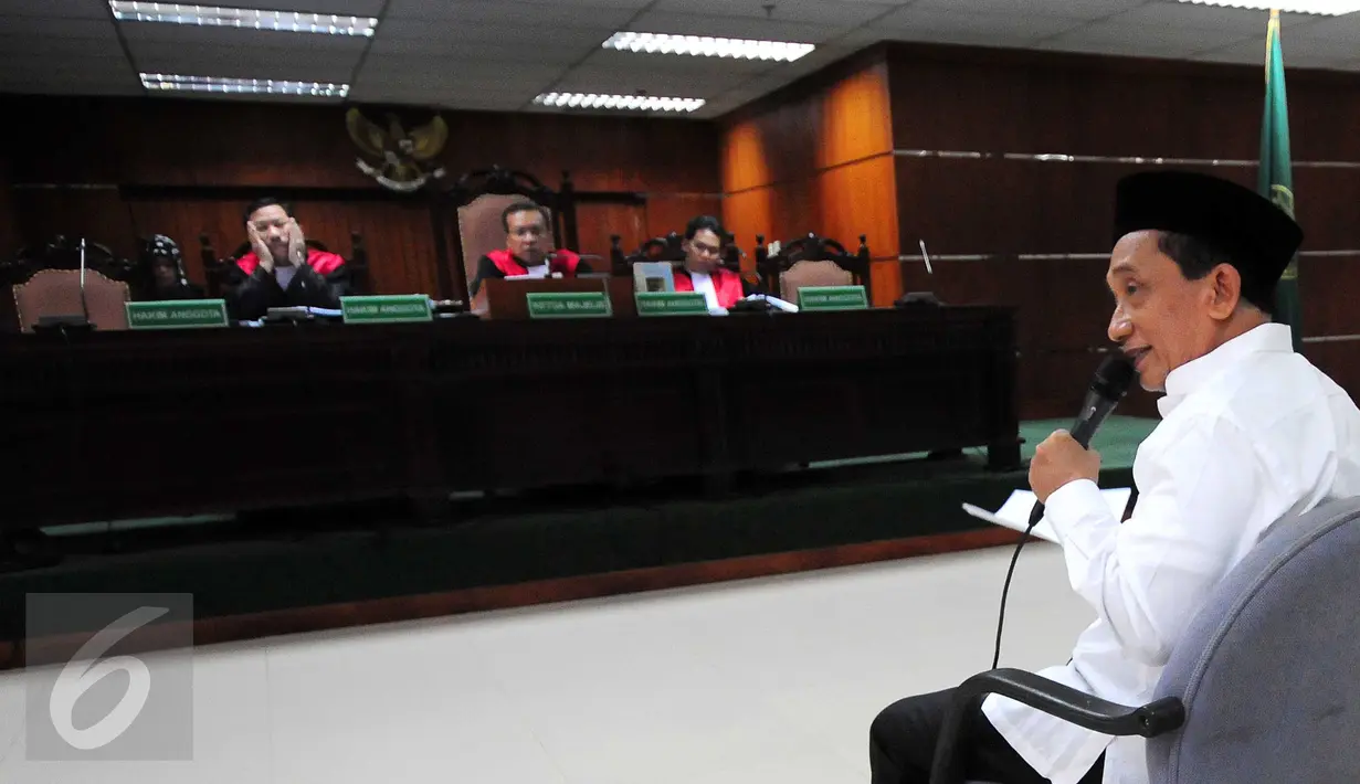Majelis hakim mendengarkan keterangan dari terdakwa Fuad Amin pada sidang pemeriksaan terdakwa di Pengadilan Tipikor, Kamis (17/9). Fuad mengaku menerima uang suap dari PT Media Karya Sentosa terkait proyek eksplorasi gas. (Liputan6.com/Helmi Afandi)