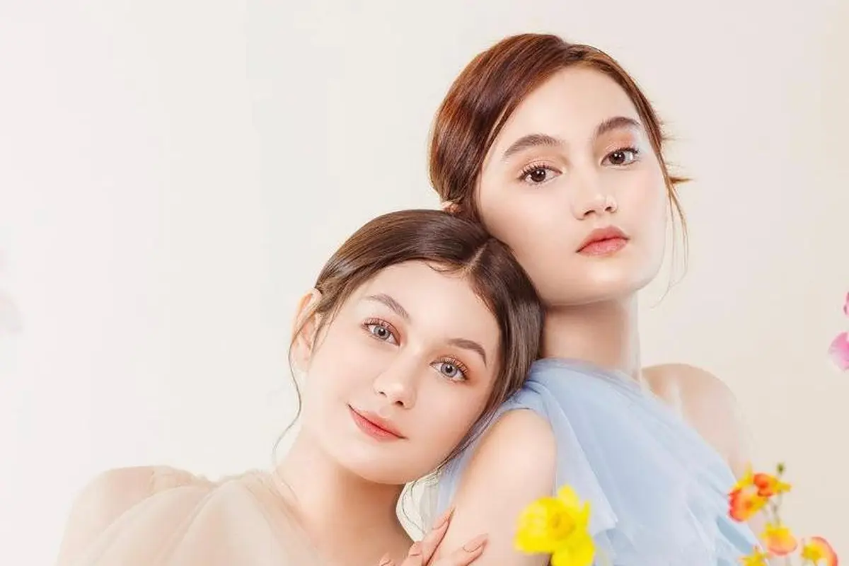 8 Potret Gaya Pemotretan Zoe Abbas dan Laura Abbas, Kakak Beradik Kompak Pakai Dress bak Princess