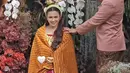 Sementara kain batik berwarna cokelat membalut tubuh Mahalini Raharja saat prosesi siraman [@mahalini