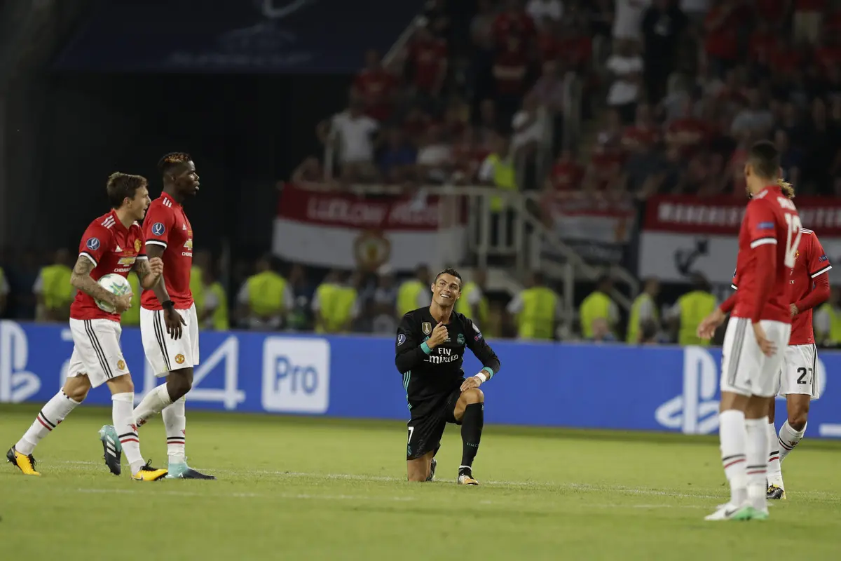 Bintang Real Madrid, Cristiano Ronaldo, tersenyum setelah dilanggar bek Manchester United, Victor Lindelof, pada laga Piala Super Eropa di Philip II Arena, Skopje, Rabu (9/8/2017) dini hari WIB. (AP Photo/Thanassis Stavrakis)