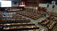 Suasana Rapat Paripurna ke-26 Masa Sidang V Tahun 2017-2018 di Jakarta, Jumat (25/5). DPR menyetujui RUU atas UU 15/2003 tentang Penetapan Perppu 1/2002 tentang Pemberantasan Terorisme. (Liputan6.com/JohanTallo)