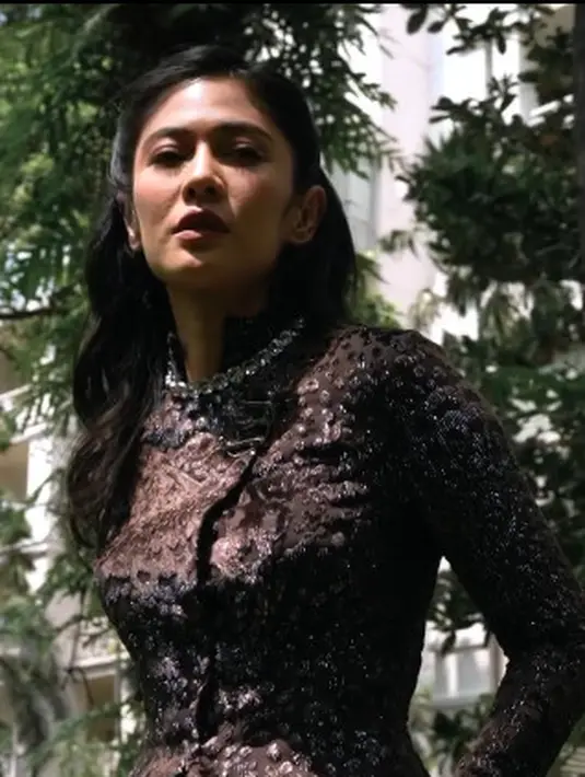 Dian Sastrowardoyo banyak mengenakan kebaya Janggan setelah memerankan karakter Jeng Yah. Salah satunya kebaya Janggan rancangan Sapto Djojokartiko dengan bordir lurex dan velvet yang dipadukan dengan double-waisted Amba pants. [@therealdisastr]