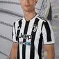 Cristiano Ronaldo memamerkan seragam baru Juventus. (Dok Juventus)