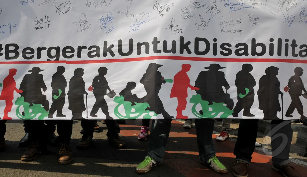 Sebuah spanduk dibentangkan saat aksi damai "Bergerak Untuk Disabilitas", Jakarta, Kamis (7/5/2015).  Kegiatan ini dilakukan untuk menyuarakan pemenuhan hak fasilitas umum yang mudah diakses oleh penyandang disabilitas (Liputan6.com/Johan Tallo)