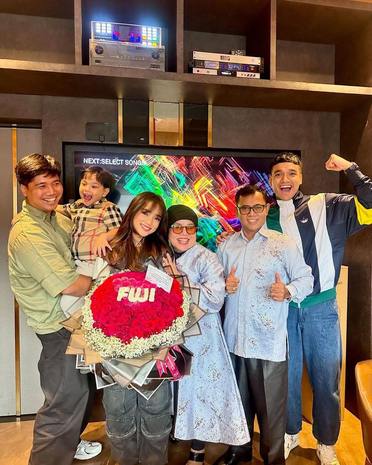 8 Potret Ulang Tahun Fuji yang Dirayakan Berkali-Kali, Dapat Segunung Kado dan Bunga - Sempat Ziarah ke Makam Vanessa Angel-Bibi Ardiansyah