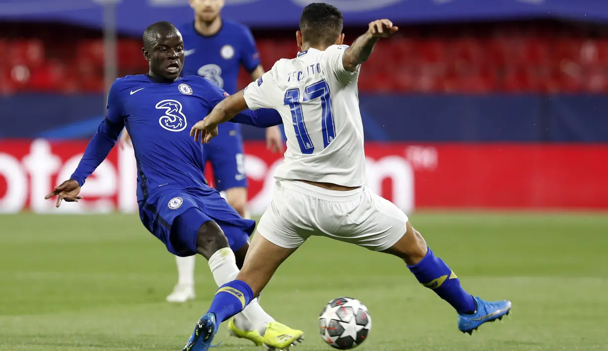 Gelandang Chelsea, N'Golo Kante berusaha melewati pemain Porto, Jesus Corona pada leg kedua perempat final Liga Champions di stadion Ramon Sanchez Pizjuan, Spanyol, Rabu (14/4/2021). Chelsea lolos ke semifinal usai mengandaskan Porto dengan agregat 2-1. (AP Photo/Angel Fernandez)
