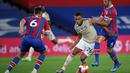 Striker Manchester United, Mason Greenwood, berebut bola dengan bek Crystal Palace, Scott Dann, pada laga lanjutan Premier League di Selhurst Park, Jumat (17/7/2020) dini hari WIB. Manchester United menang 2-0 atas Crystal Palace. (AFP/Peter Cziborra/pool)
