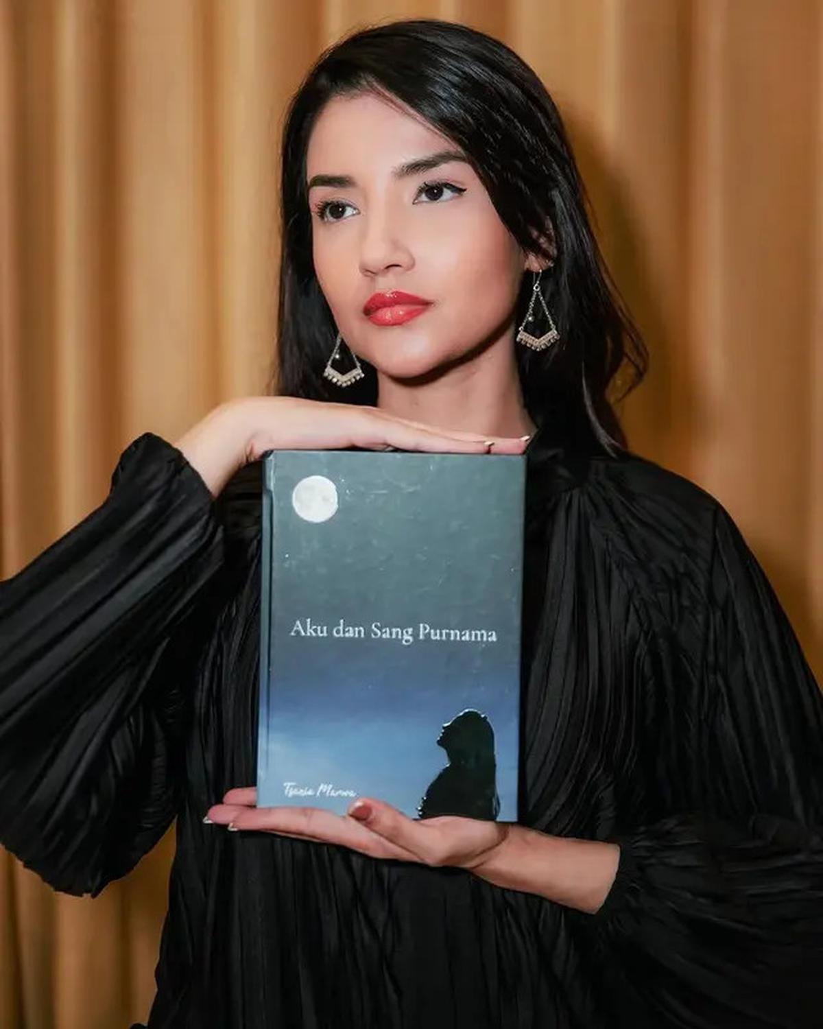 6 Potret Tsania Marwa Merilis Buku, Tumpahkan Isi Perasaannya dalam Karya Tulis