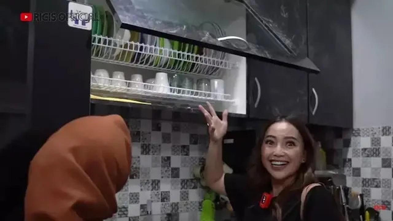 Potret Dapur Minimalis Mpok Alpa, Modelnya Simpel Monokrom dengan Desain yang Elegan
