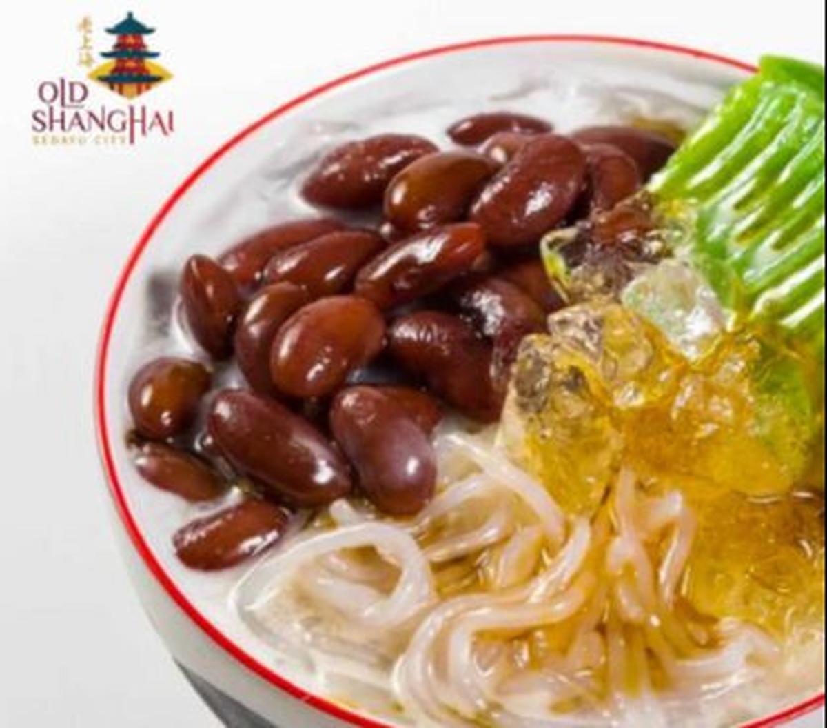 Jam operasional Old Shanghai adalah Senin sampai Jumat pukul 10:00 WIB hingga 22:00 WIB, serta Sabtu dan Minggu mulai pukul 07:00 WIB sampai pukul 23:00 WIB.