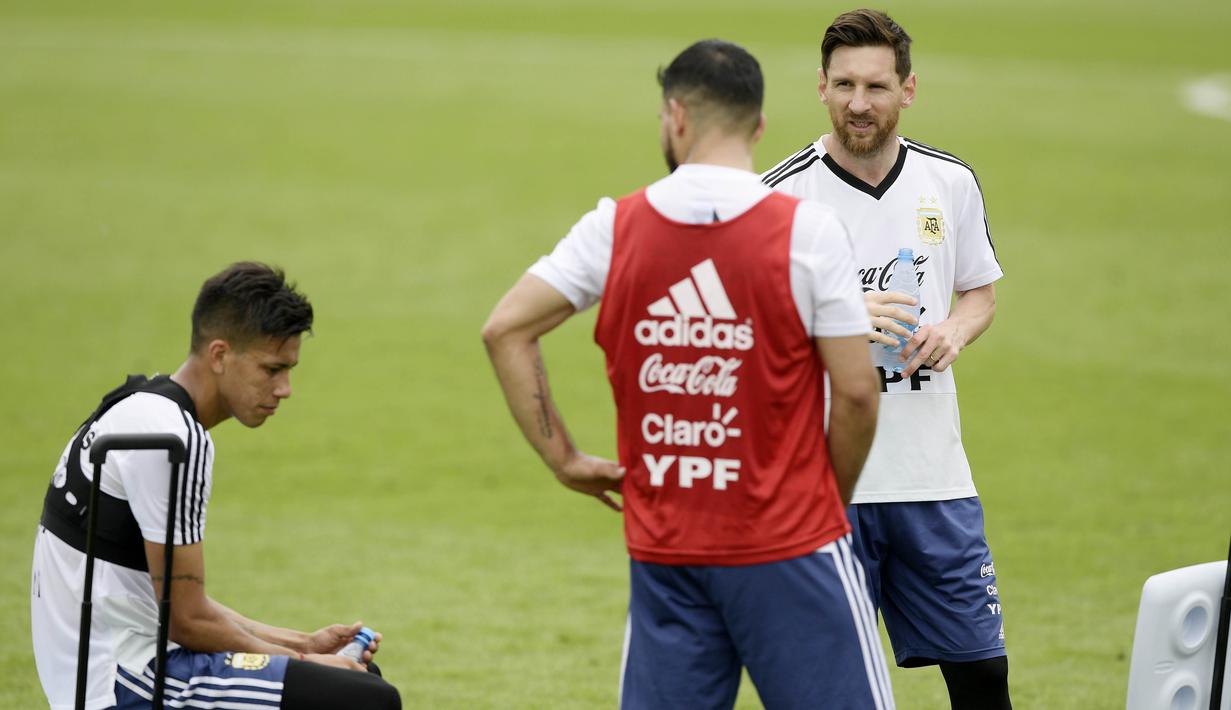 Striker Argentina, Lionel Messi berbincang dengan Sergio Aguero dan Maximiliano Meza saat latihan di Bronnitsy, Rusia, Rabu (13/6/2018). Lionel Messi menjadi tumpuan Timnas Argentina untuk menjuarai Piala Dunia 2018. (AFP/Juan Mabromata)