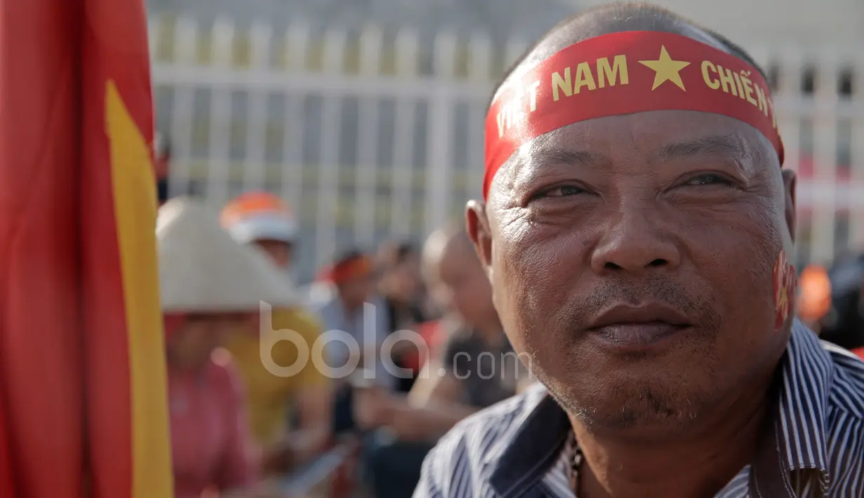 Ekspresi Fans Vietnam menanti laga semifinal Piala AFF 2016 di Stadion Nasional My Dinh, (07/12/2016). (Bola.com/Peksi Cahyo)