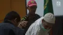 Terdakwa kasus pembunuhan dokter Letty Sultri, dokter Ryan Helmi bersiap menjalani sidang sidang putusan di PN Jakarta Timur, Selasa (7/8). Majelis hakim memutuskan terdakwa dokter Ryan Helmi divonis penjara seumur hidup. (Merdeka.com/Imam Buhori)