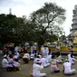 Umat Hindu berdoa untuk merayakan Hari Raya Galungan di Pura Jagat Natha di Denpasar, di pulau Bali (16/9/2020). Galungan dirayakan umat Hindu di Bali sebagai hari kemenangan Dharma (Kebaikan) melawan Adharma (Keburukan). (AFP Photo/Sonny Tumbelaka)