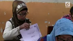 Pelaksanaan Ujian Nasional Kejar Paket A atau kesetaraan Sekolah Dasar di Tegal diikuti pedagang asongan. Mereka antusias mengikuti ujian, bersama peserta lain yang masih anak-anak.