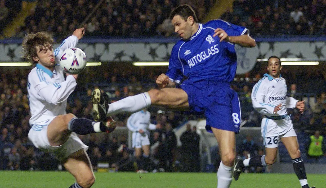 Gustavo Poyet. Gelandang serang Uruguay yang kini berusia 54 tahun dan telah pensiun pada Juli 2004 bersama Tottenham Hotspur ini menjadi salah satu pemain Uruguay yang mampu meraih trofi di Liga Inggris. Ia melakukannya bersama Chelsea yang diperkuatnya selama 4 musim mulai 1997/1998 hingga 2000/2001 usai didatangkan dari Real Zaragoza. Ia sukses meraih 4 gelar, yaitu Piala FA 1999/2000, Charity Shield 2000, Piala Winner 1997/1998 dan Piala Super Eropa 1998. Bersama Chelsea ia total tampil dalam 143 laga di semua ajang dengan torehan 45 gol dan 6 assist. (AFP/Gerry Penny)
