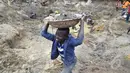 Para bocah ini menghabiskan waktunya untuk mencari butiran emas dari pagi hingga sore hari, Afrika Tengah (AFP PHOTO / ISSOUF SANOGO)