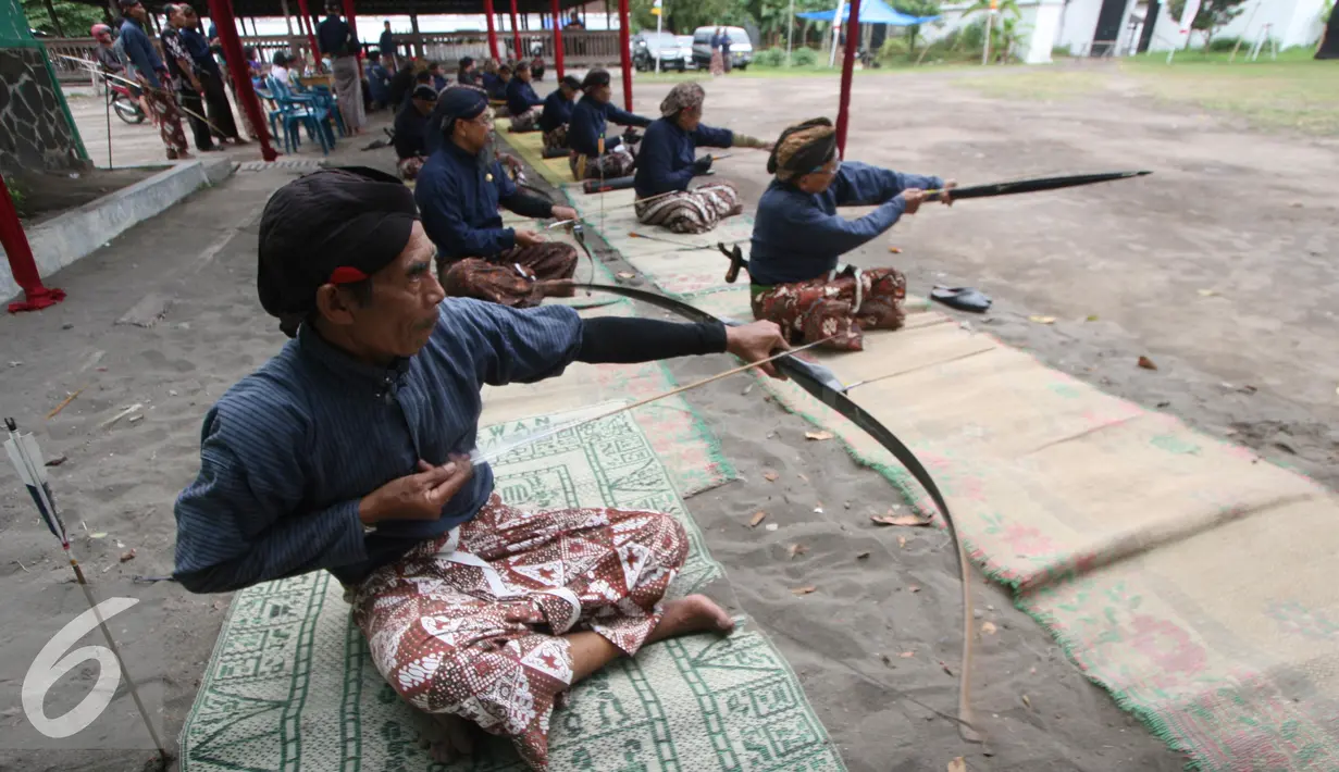 Peserta lomba panahan tradisional gaya Mataram bersiap melepaskan anak panah, Komplek Kraton Kesultanan Yogyakarta, Kamis (15/9). Perlombaan tersebut berhadiah medali emas buatan Perancis. (Liputan6.com/ Boy Harjanto)