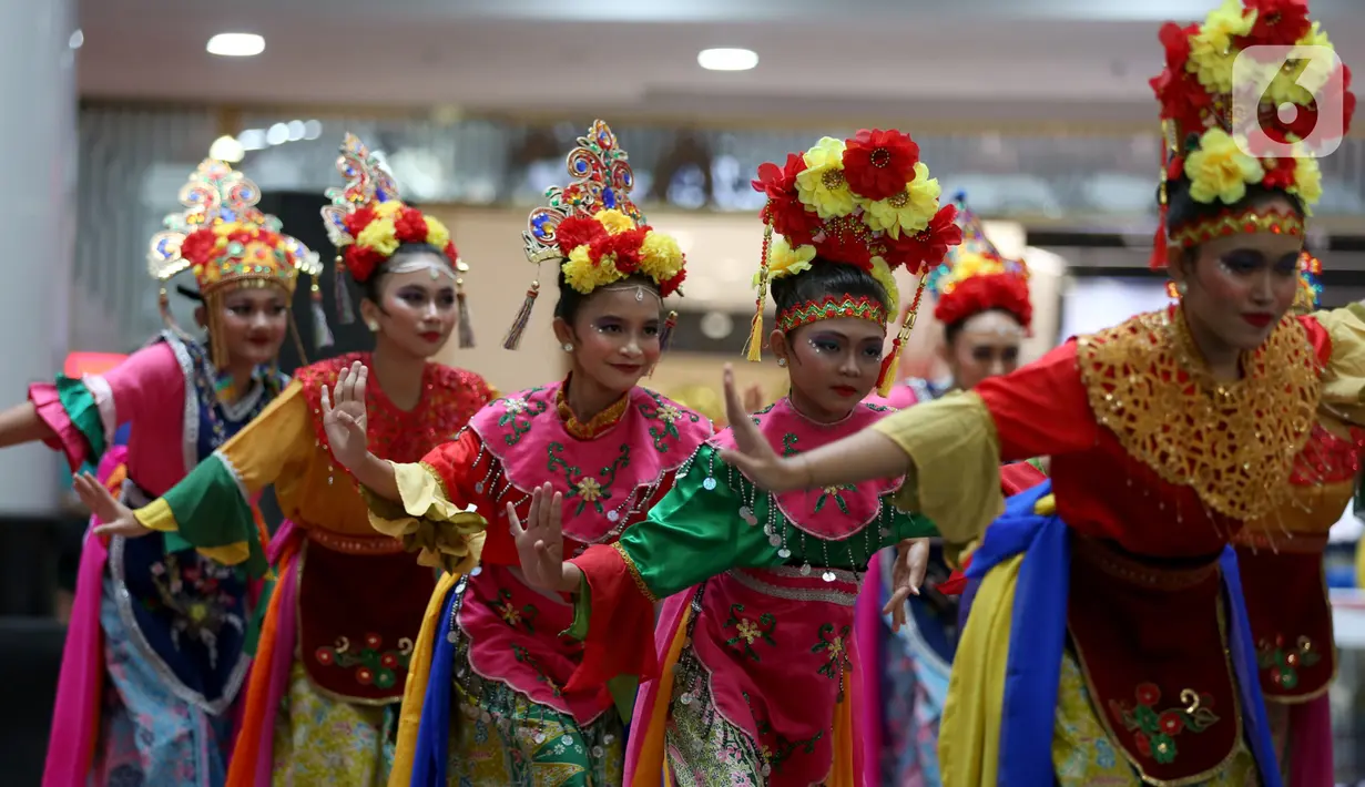 Penari dari Yayasan Belantara Budaya Indonesia menghibur pengunjung Margo City dalam campign tahunan bertajuk Tunjukkan Indonesiamu dalam memperingati Hari Kemerdekaan Republik Indonesia ke 78, Depok, Jawa Barat, Sabtu (19/8/2023). (Liputan6.com/Johan Tallo)