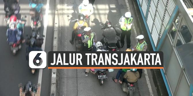 VIDEO: Hindari Razia Jalur Transjakarta, Pengemudi Lewati Pembatas Beton