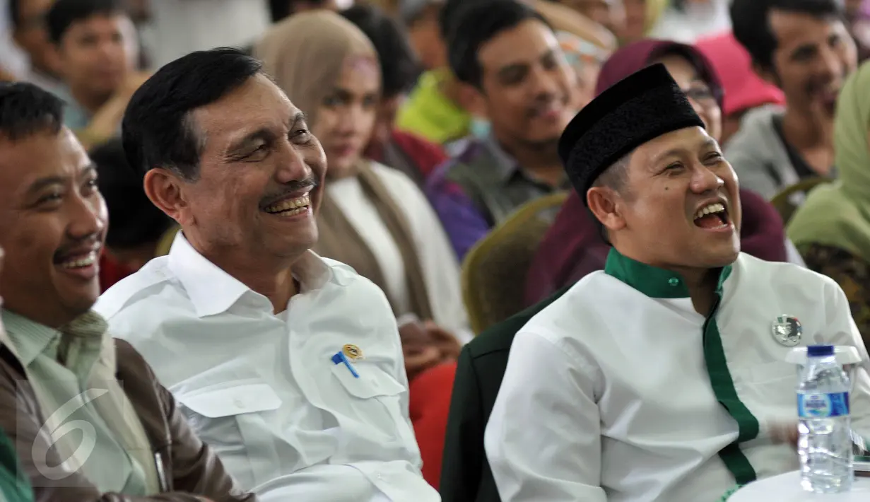 Ketua Umum PKB Muhaimin Iskandar, bersama Menkopolhukam Luhut Panjaitan dalam talkshow Menghadirkan Kembali Spirit Gus Dur di DPP PKB, Jakarta (22/12/2015). Talkshow diadakan sebagai peringatan Haul ke 6 Gus Dur. (Liputan6.com/Johan Tallo)