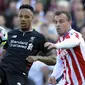 Pemain Liverpool, Nathaniel Clyne (kiri) berusaha menghalau bola dari kejaran pemain Stoke City, Xherdan Shaqiri pada laga Premier League pekan ke-32 di Britannia Stadium, Stoke, (8/4/2017). Liverpool menang 2-1. (AP/Rui Vieira)