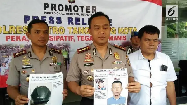 Polisi menyebar sketsa dan foto helm tersangka pembunuhan Italia Chandra Kirana Putri (23) di Perumahan Bugel Karawaci Kota Tangerang.