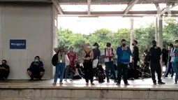 Sejumlah penumpang menunggu kedatangan Kereta Rel Listrik (KRL) di Stasiun Manggarai, Jakarta, 21 Oktober 2022. Tidak ada penambahan perjalanan KRL selama perubahan operasional keenam atau switch over (SO-6) di Stasiun Manggarai. (Liputan6.com/Aida Nuralifa/Magang)