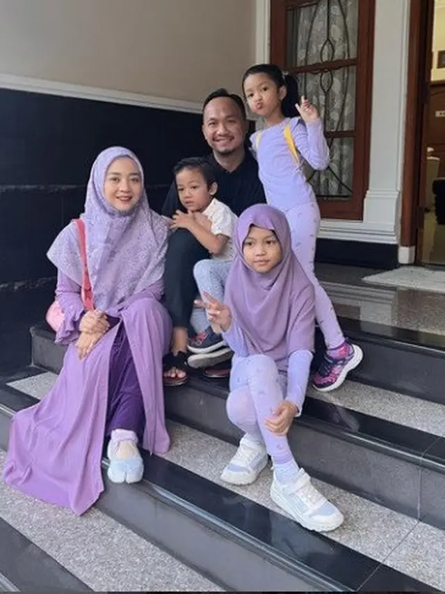 Mantan pacar Jeje Govinda, Nuri Maulida bersama keluarganya (Foto: instagram nurimaulida)