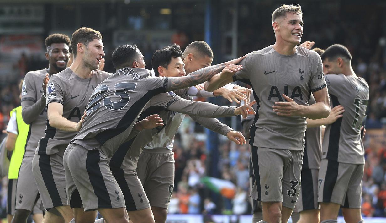 Sejumlah pemain Tottenham Hotspur merayakan gol yang dicetak oleh Micky van de Ven (kanan) ke gawang Luton Town dalam pertandingan pekan kedelapan Liga Inggris 2023/2024 yang berlangsung di Kenilworth Road, Inggris, Sabtu (7/10/2023). Spurs memboyong Micky van de Ven dari Wolfsburg dengan biaya £34,5 juta (€40 juta) ditambah potensi tambahan £8,5 juta (€10 juta). (AP/PA/Bradley Collyer)