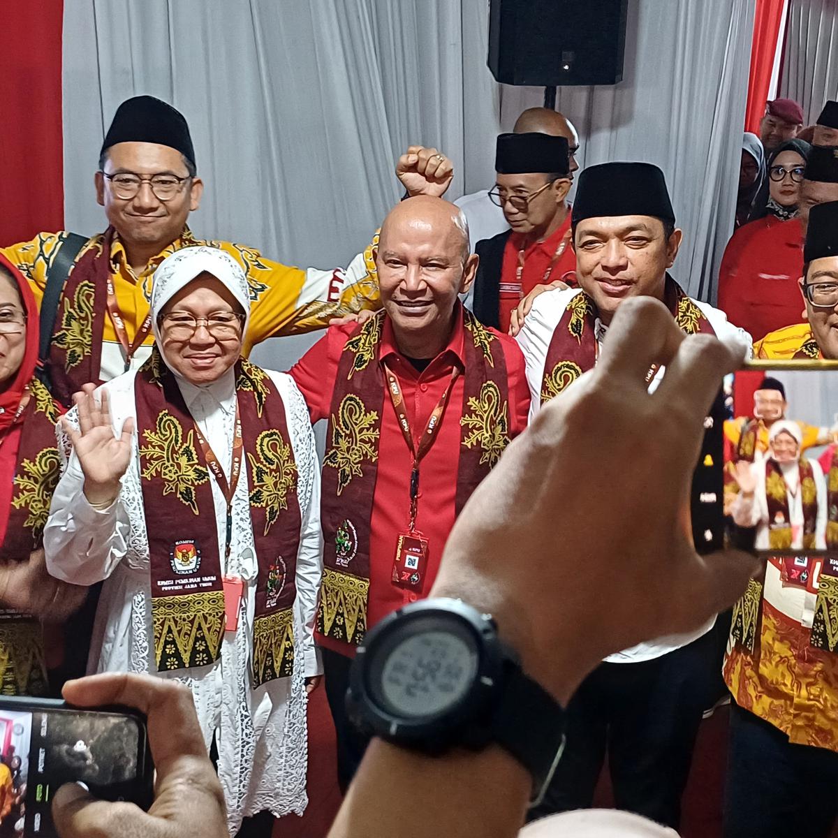 Risma - Gus Han Daftar Pilkada Jatim