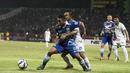 Pemain Persib, Firman Utina, berebut bola dengan pemain Surabaya United dalam lanjutan Grup C Piala Jenderal Sudirman 2015 di Stadion Gelora Delta Sidoarjo, Sabtu (21/11/2015). (Bola.com/Vitalis Yogi Trisna)