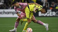 Pemain Inter Miami, Luis Suarez (kiri) berebut bola dengan pemain Nashville FC, Sean Davis pada laga leg pertama 16 besar Concacaf Champions Cup di Geodis Park, Nashville, Amerika, Jumat (08/03/2024) WIB. (AP Photo/Mark Zaleski)