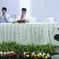 Pasangan capres-cawapres Joko Widodo (dua kanan) dan Ma'ruf Amin (kanan) memberi pidato usai mengambil nomor urut peserta Pemilu 2019 di Kantor KPU, Jakarta, Jumat (21/9). Pasangan Jokowi-Ma'ruf mendapatkan nomor urut 01. (Liputan6.com/Faizal Fanani)