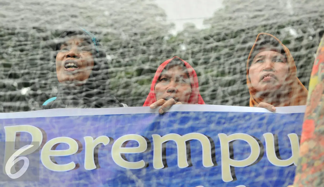 Sejumlah nelayan perempuan gelar demo menolak reklamasi teluk Jakarta di depan kantor DPRD DKI Jakarta, Kamis (28/1/2016). Mereka menyampaikan kekhawatirannya terhadap reklamasi yang bisa menyulitkan mencari ikan. (Liputan6.com/Yoppy Renato)