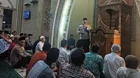 Wakil Kepala Polresta Pekanbaru Ajun Komisaris Besar Hengky Poerwanto di Masjid Gunung Merah, Jalan Wahid Hasyim. (Liputan6.com/ M Syukur)