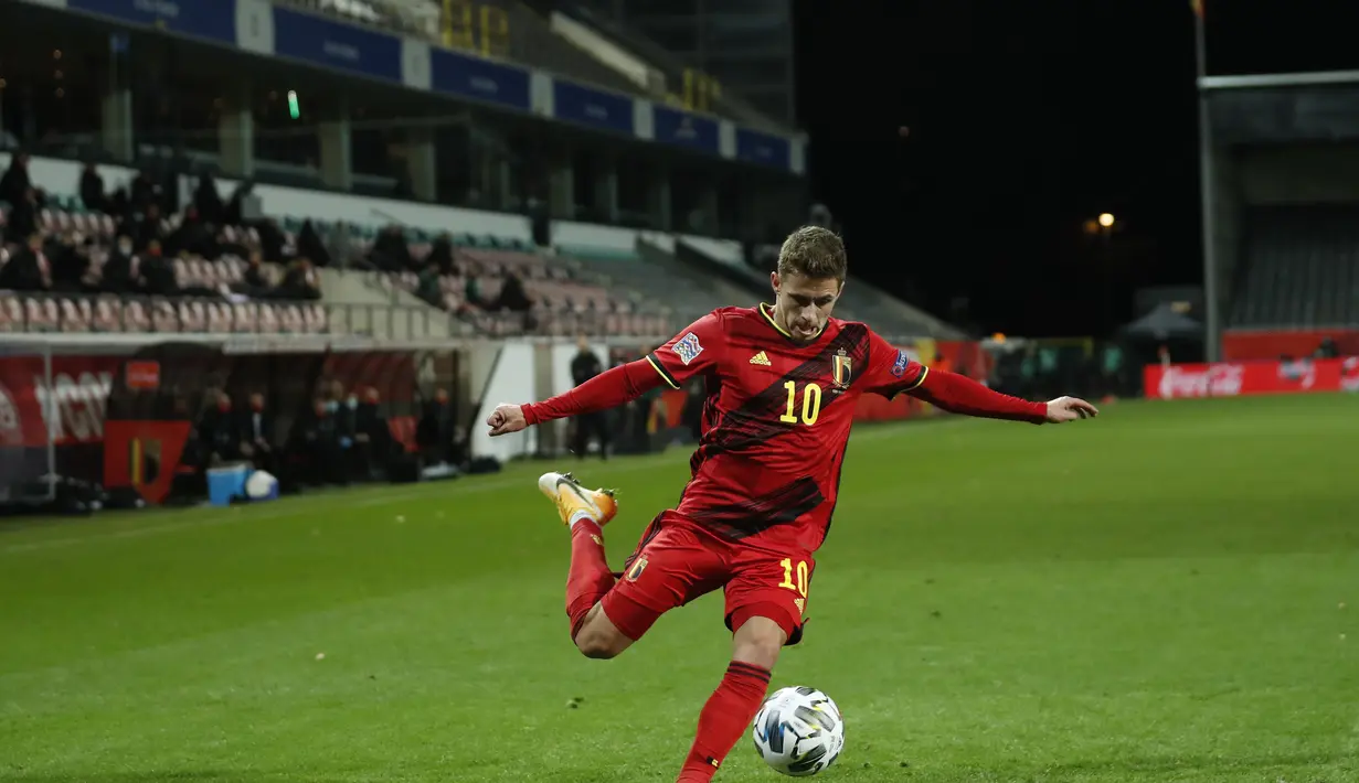 Gelandang Belgia, Thorgan Hazard berusaha mengumpan bola saat bertanding melawan Denmark pada pertandingan UEFA Nations League di stadion King Power di Leuven, Belgia, Rabu (18/11/2020). Belgia mengumpulkan 15 poin dari enam laga. (AP Photo/Francisco Seco)