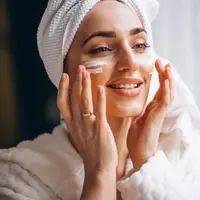 Ilustrasi Mengaplikasikan Krim Mata Credit: pexels.com/Gladys