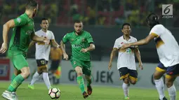 Gelandang Bhayangkara FC, Paulo Sergio Moreira Goncalves berlari menembus pertahanan Persela pada lanjutan Liga 1 Indonesia di Stadion Patriot Candrabhaga, Bekasi, Jumat (27/10). Bhayangkara FC unggul 3-1. (Liputan6.com/Helmi Fithriansyah)