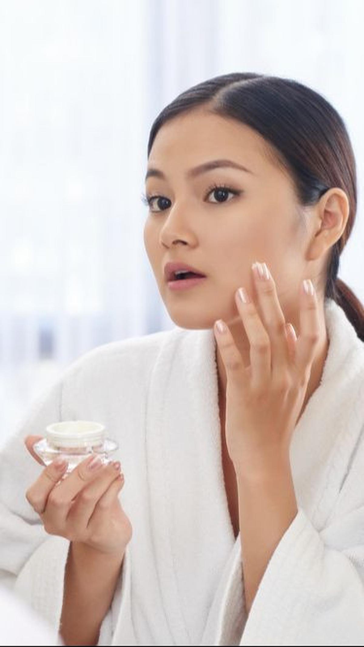 2. Untuk Memudarkan Flek Hitam atau Bekas Jerawat, Pilih Krim yang Mengandung Brightening Agent<br>