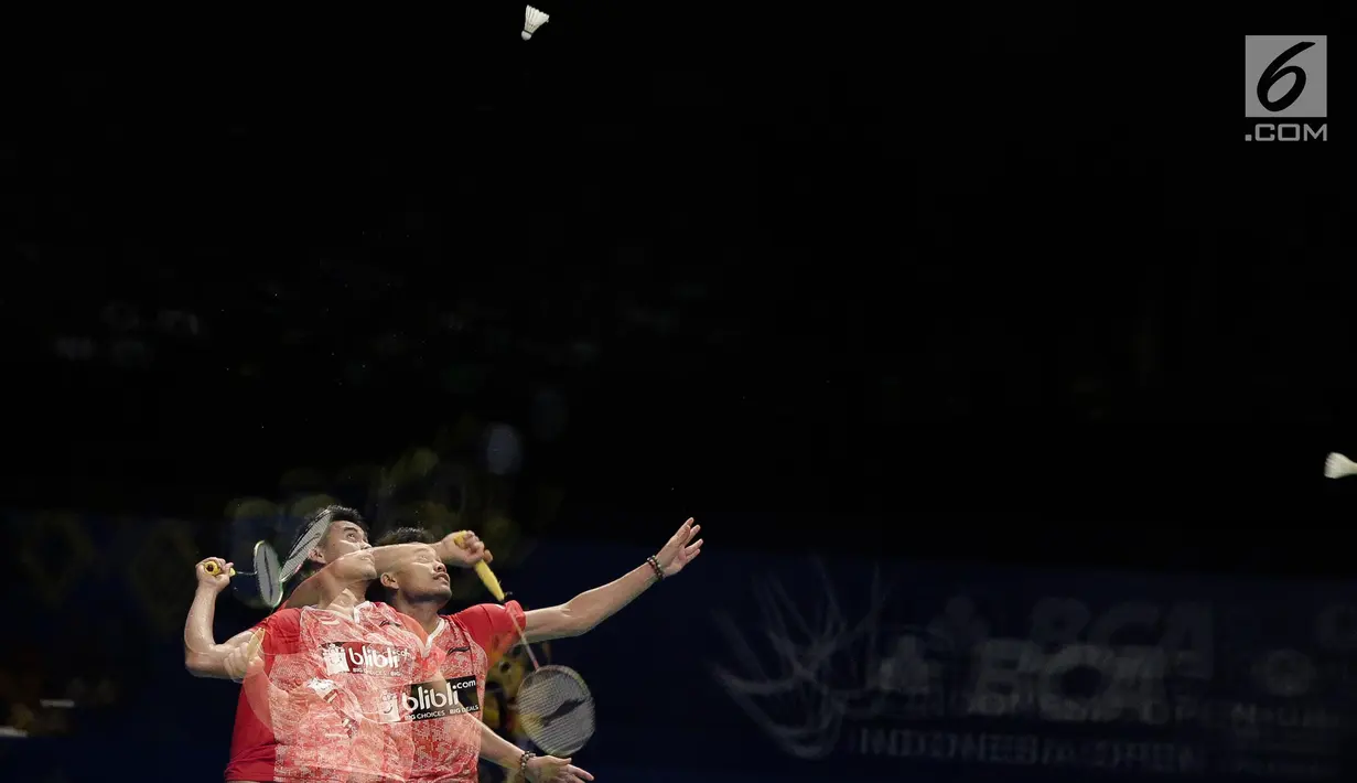Ganda Campuran Indonesia, Tontowi Ahmad/Liliyana Natsir melakukan smash ke pasangan Zheng Siwei/Chen Qingchen asal China dalam final BCA Indonesia Open 2017 di Jakarta, Minggu (18/6). Tontowi/Liliyana menang 22-20 21-15. (Liputan6.com/Faizal Fanani)
