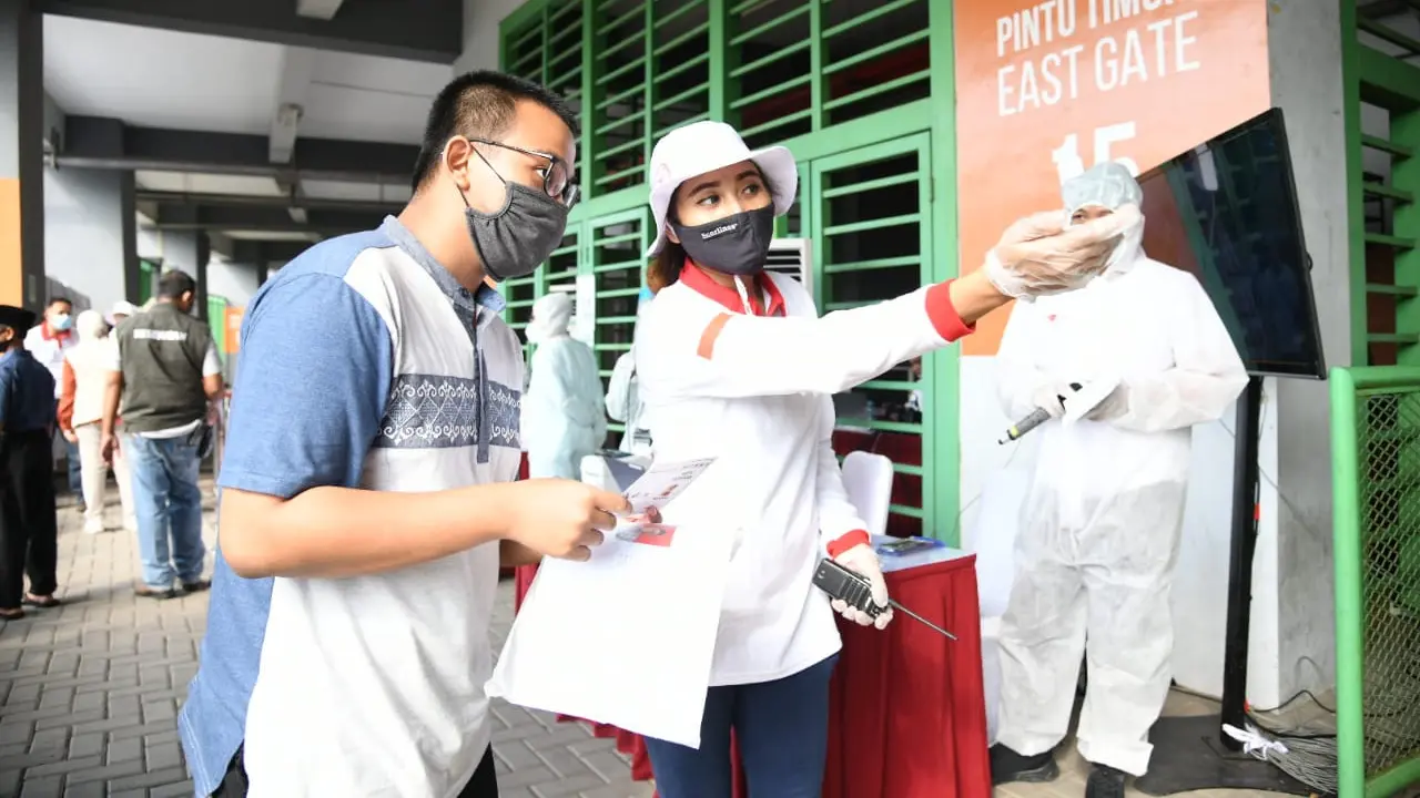 Relawan Indonesia Bersatu Lawan Covid-19 menggelar rapid test di Stadion Candrabraga, Kota Bekasi.
