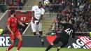 Aksi pemain Portugal, William Carvalho (tengah) melakukan sundulan ke gawang Tunisia pada laga uji coba di Estadio Municipal de Braga, (28/5/2018) waktu setempat. Portugal dan Tunisia bermain imbang 2-2. (AP/Luis Vieira)